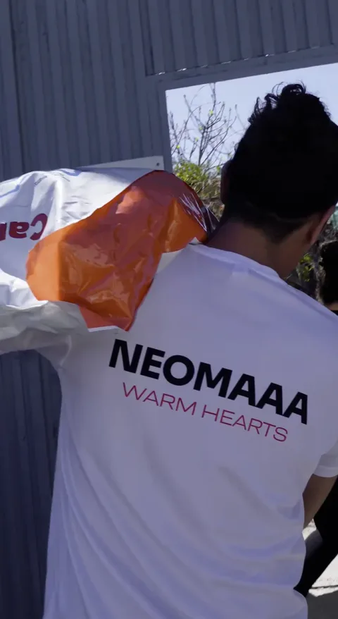 Поездка NEOMAAA Warm Hearts по приютам для животных